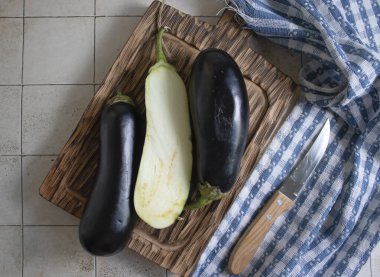 Eski arkaplanda taze patlıcan