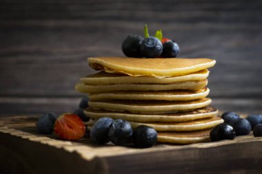 Yaban mersinli ve çilekli krep.