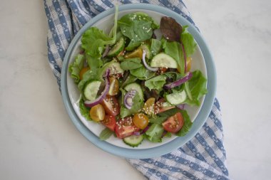 Marul yaprakları, eski bir arkaplanda domates.