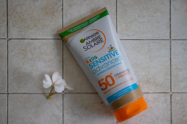 18 Ağustos 2023 Ukrayna şehri Kyiv, Garnier şirketinden güneş kremi.