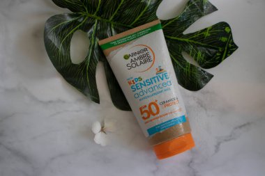 18 Ağustos 2023 Ukrayna şehri Kyiv, Garnier şirketinden güneş kremi.