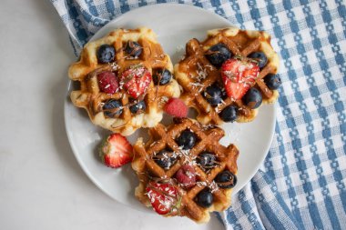 Çilekli lezzetli waffle 'lar, ahududu, yabanmersini