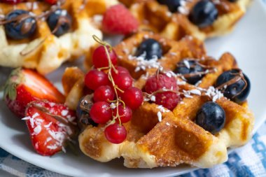 Çilekli lezzetli waffle 'lar, ahududu, yabanmersini