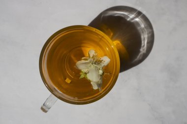 Eski bir arka planda yaseminli çay