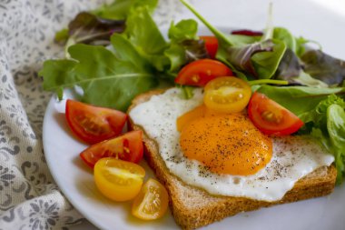 Yumurtalı ekmek, domates, marul.