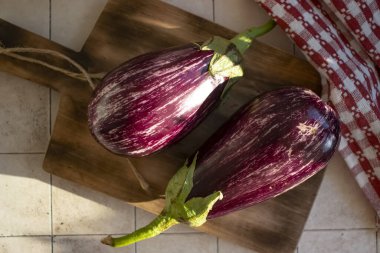 Eski arkaplanda çizgili patlıcan