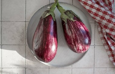 Eski arkaplanda çizgili patlıcan