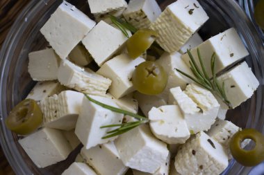 Eski arkaplanda zeytinli soya peyniri