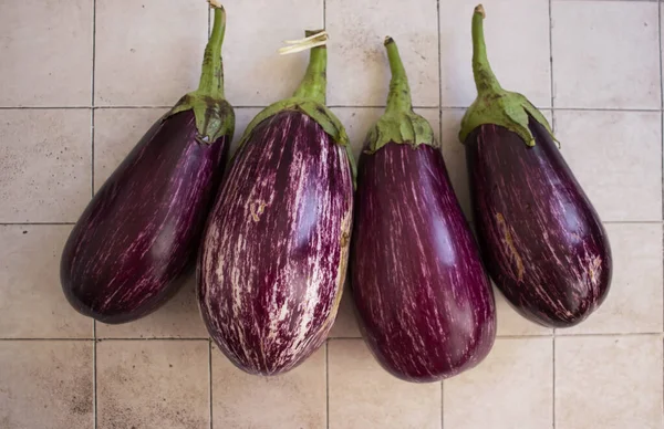 Eski arkaplanda çizgili patlıcan