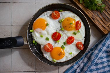 Tavada domatesli yumurta.