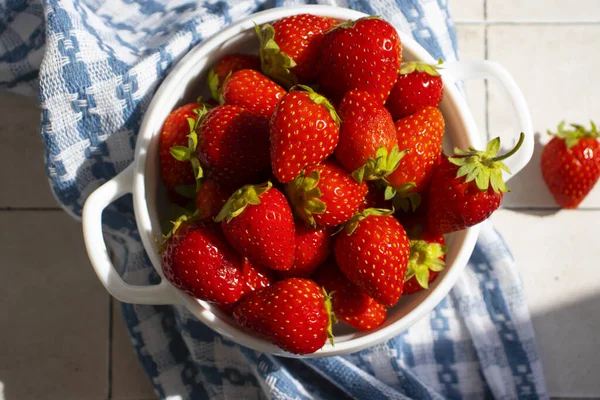 旧时的新鲜草莓 — 图库照片