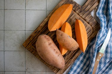 Eski arkaplanda tatlı patates parçaları