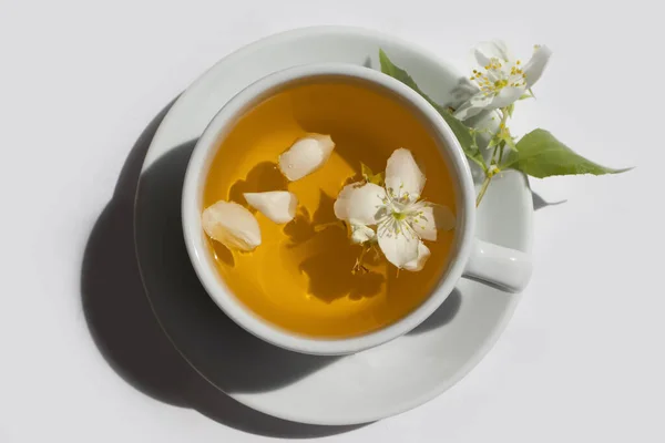 Taze Yasemin Çiçekli Bir Fincan Çay — Stok fotoğraf