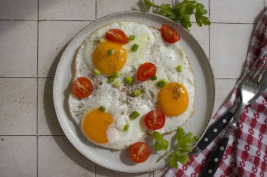 Eski bir arka planda, tabakta kızarmış yumurta.