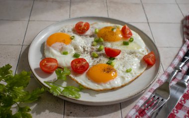 Eski bir arka planda, tabakta kızarmış yumurta.