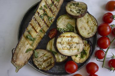 Kızarmış patlıcan ve domates.