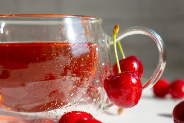 Hafif arka planda taze kirazlarla iç.