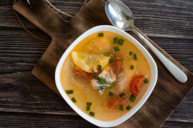 Somonlu çorba, arka planda limon.