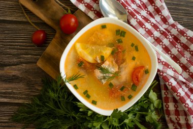 Somonlu çorba, arka planda limon.