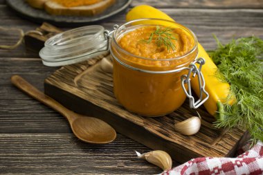 Kabak havyarı eski bir arka planda bir tabakta