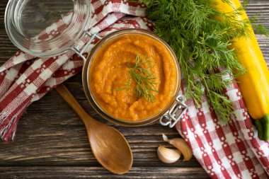 Kabak havyarı eski bir arka planda bir tabakta