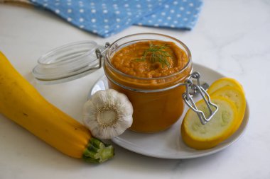 Kabak havyarı eski bir arka planda bir tabakta