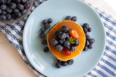 Masada çilekli krep ve yaban mersini.