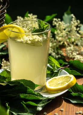 Limonlu Mürver limonatası