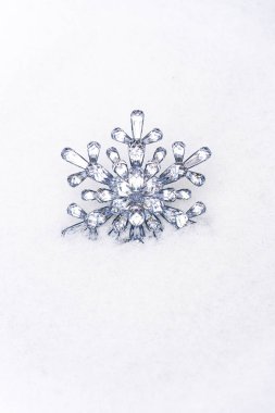 Beyaz arka planda gümüş kar taneleri. Noel süsü. Kış tatili Soğuk mevsim.