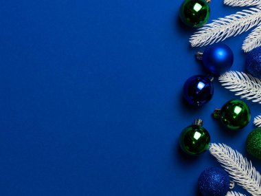 Mavi arka planda Noel topları. Kopya alanı ile şenlikli dekorasyon.