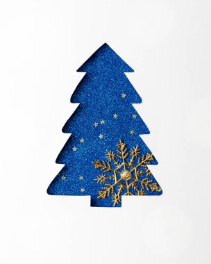 Mavi parıltılı Noel ağacı silueti. Minimalist tatil dekorasyonu. Uzayı kopyala Kış festivali arka planı.