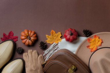 Sonbahar moda aksesuarları düzdü. Kadınlar için sezonluk sonbahar kıyafetleri.