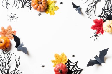 Beyaz bir yüzey üzerinde siyah yarasalar, örümcekler ve örümcek ağlarıyla cadılar bayramı geçmişi.