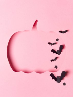 Uçan siyah yarasalı pembe balkabağı kesimi.