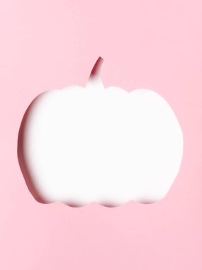 Uçan siyah yarasalı pembe balkabağı kesimi.