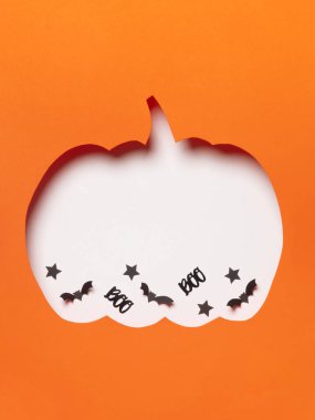 Uçan siyah yarasalı turuncu balkabağı kesimi.