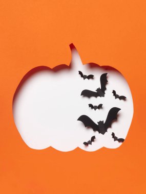 Uçan siyah yarasalı turuncu balkabağı kesimi.