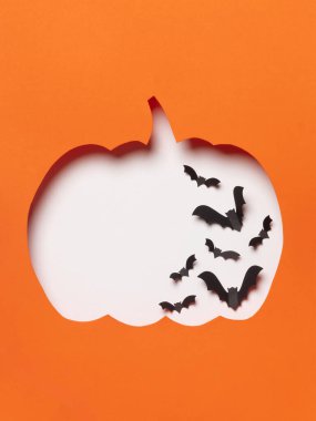 Uçan siyah yarasalı turuncu balkabağı kesimi.