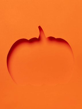 Uçan siyah yarasalı turuncu balkabağı kesimi.