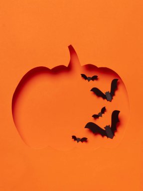 Uçan siyah yarasalı turuncu balkabağı kesimi.