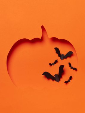 Uçan siyah yarasalı turuncu balkabağı kesimi.