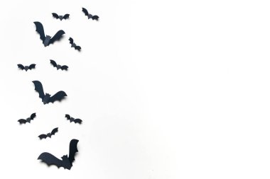 Beyaz arkaplanda siyah kağıt yarasalar.