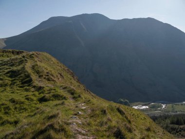 Ben Nevis West Face, Lochaber, İskoçya. Dun Deardail Kalesi 'nden görüldü. Batı Highland yolunun hemen dışında Glen Nevis' in batı yakasında..