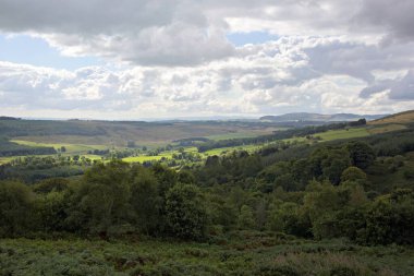 Bulutlu gün manzarası Strathblane üzerinden Kilpatrick tepelerine, NS 612 801 'den Crow Road, B822' ye, Lennoxtown, Doğu Dunbartonshire, Orta İskoçya 'ya..