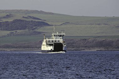 Largs, Ayrshire, İskoçya. Haylie Brae bakış açısı, işletim sistemi haritası hakemi NS 214 585. 9 Mart 2025. Larglar 'dan Millport feribotuna, Loch Shira Gölü' ne, Great Cumbrae Adası 'ndan denize açılıyorlar..