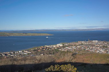 Haylie Brae bakış açısı, işletim sistemi haritası hakemi NS 214 585. Ayrshire, İskoçya 'da turistler arasında popüler bir sahil kasabası olan Büyük Cumbrae Adası ve Largs' a güneşli bir günde manzara. 