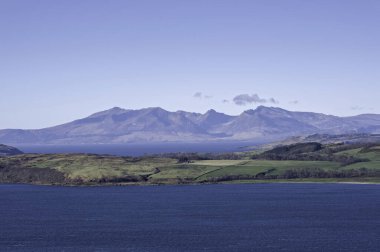 Büyük Cumbrae Adası 'na ve Arran' ın ötesine bakın, Haylie Brae bakış açısından, OS haritası hakemi 214 585, İskoçya 'nın Largs, Ayrshire kıyı kasabasının üstündeki tepelerde..