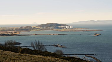 Haylie Brae bakış açısı, işletim sistemi haritası hakemi NS 214 585. Largs, Ayrshire, İskoçya. 12 Mart 2025. Largs marinasının, Fairlie rıhtımının ve Hunterston Elektrik Santralinin üzerindeki güneşli gündüz manzarası..