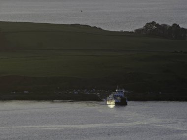 Largs, Ayrshire, İskoçya. Haylie Brae bakış açısı, işletim sistemi haritası hakemi NS 214 585. 1 Mart 2025. Akşam feribotu, Millport ziyaretçileri için Great Cumbrae Adası 'na iniş noktası olan Cumbrae Slip' e yaklaşıyor..