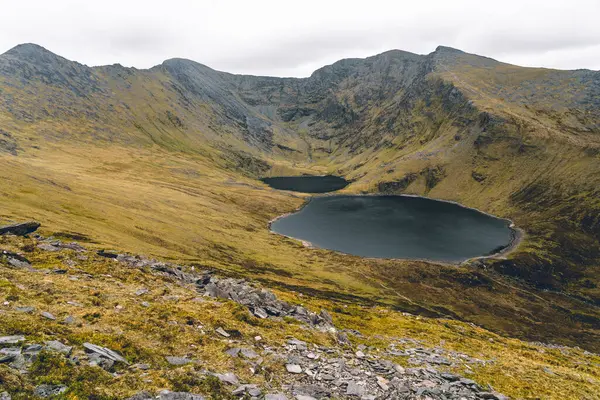 Gölün güzel manzarası ve arka planda bir sıradağ, Norveç